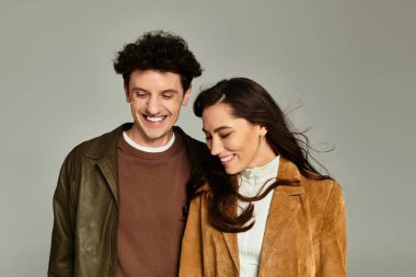 Genç çiftler moda kıyafetlerini sergilerken kapalı alanda keyifli bir anı paylaşıyorlar..