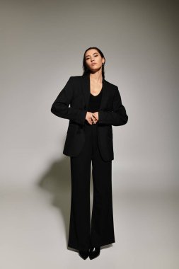 Genç bir stilistle dinamik moda gösterisi. Siyah giysiler içinde çağdaş zarafet sunuyor..