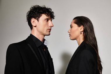 İki genç trend belirleyicisi benzersiz tarzlarını tarafsız bir zemin üzerinde sergiliyorlar..