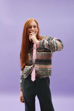 Şık, genç bir adam kızıl saçlı, neşeli bir anda ışıl ışıl gülümsüyor..