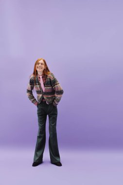 Kendine güvenen genç eşcinsel adam, yaratıcılıkla dolu modern bir ortamda modaya uygun bir tarz sergiliyor..