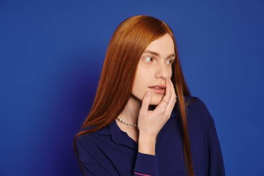 Uzun kızıl saçlı genç bir adam benzersiz tarzını gözler önüne seriyor..