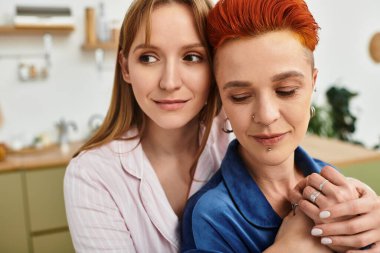 Şık bir yatak odasında, iki güzel genç kadın, sevgilerini ve ilişkilerini sergilerler..