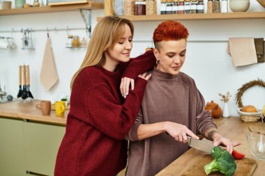 Güzel bir lezbiyen çift evde kalıcı anılar yaratarak keyifli bir yemek pişirme deneyimini paylaşıyor..
