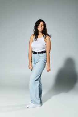 Vücut pozitifliğini, stüdyo ortamında neşeli ve iri yarı bir kadınla kutluyoruz..