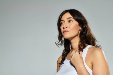 Stüdyo ortamında büyük boy modelle güzellik ve güveni kucaklamak.