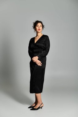 Zarif esmer kadın stüdyo ortamında zamansız moda sergiliyor..