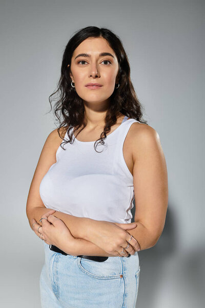 Захват красоты и уверенности в обстановке студии с плюс размер моды.