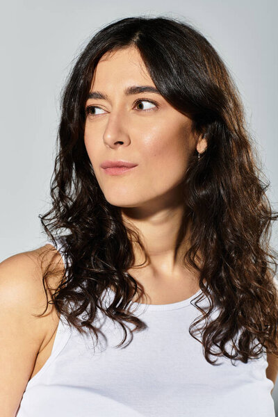 Уверенность и красота проникнут в студию на сером фоне.