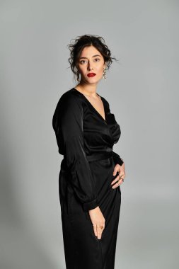 Zarif esmer kadın şık bir stüdyo ortamında kendine güveniyor..