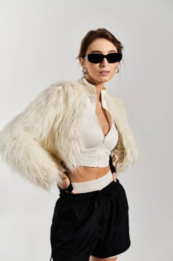 Benzersiz tarzını sergileyen modaya uygun giyinmiş genç bir kadının şık moda ifadesi..
