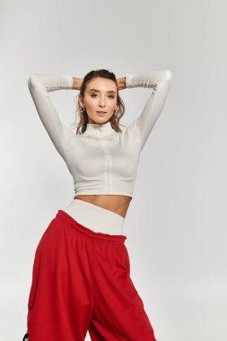 Şık giyimli ve rahat modaya sahip gençlik tarzında büyüleyici bir zarafet..