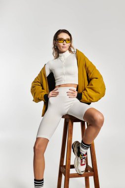 Modern tarzı şık kıyafetler ve modaya uygun dış giyim ile kucaklamak.