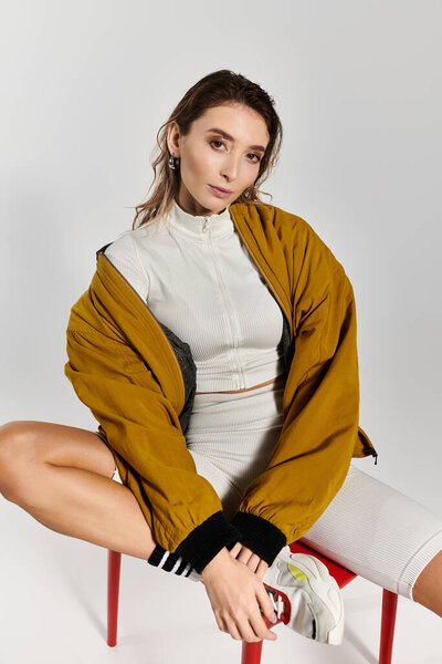 Молодая красивая женщина демонстрирует стильный наряд в шикарной студии с элегантным декором.