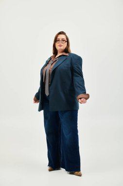 Kendine güvenen genç ve iri bir kadın şık elbisesiyle zarafet ve şıklık saçar..