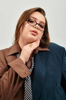 Güzel, genç bir kadın kendine güvenini gösteriyor. Şık giyiniyor, özgünlük yayıyor..