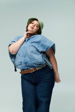 Geniş bedenli genç bir kadın şık bir kot pantolon ve geniş kot pantolon giyiyor, kendine güveni var..