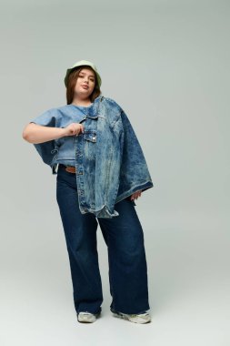 Kendine güveni tam genç bir kadın moda tarzını gösterip neşeyle gülümsüyor..