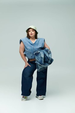 Kendine güvenen genç bir kadın şık bir kotla güzelliğini sergiliyor, kendini sevdiriyor ve eğlendiriyor..