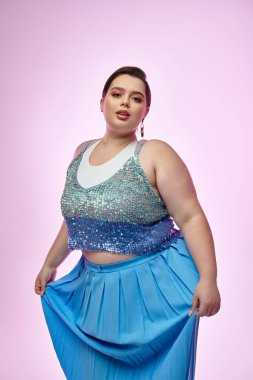 Genç ve güzel, iri yarı bir kadın rengarenk bir tarz sergiliyor.