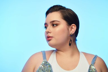Zarif görünümlü, kendine güven ve cazibe saçan genç ve güzel bir kadın..