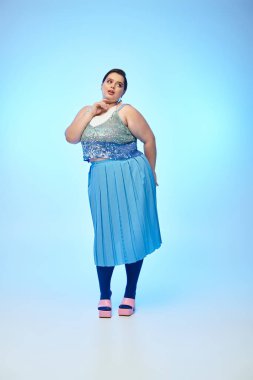 Şık, genç bir kadın neşeli, kendine güvenen ve moda yeteneği olan bir poz verir..