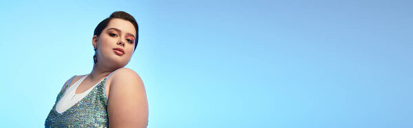 Молодая женщина плюс размер демонстрирует свою красоту в красочном наряде, источая уверенность и очарование.