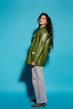 Şık bir genç kadın, modern bir ortama güveni ile canlı moda anlayışını sergiliyor..