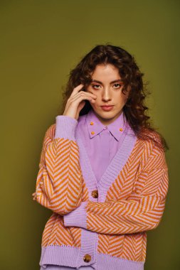 Güzel genç bir kadın moda anlayışını turuncu ve lavanta rengi bir elbiseyle sergiliyor..