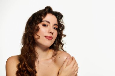 Güzel, genç bir kadın şık görünümünü gösterirken zarif bir şekilde içeride poz veriyor..