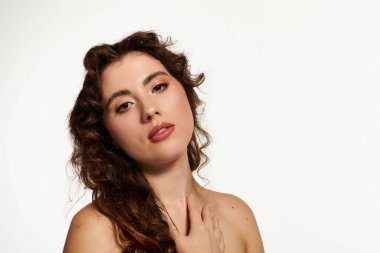 Güzel, genç bir kadın kendine güven ve cazibe saçarak şık görünümünü sergiliyor..