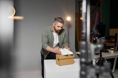 Yetenekli bir işçi, iyi donanımlı bir stüdyo ortamında ayakkabının özünü yakalar..