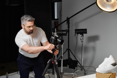 Moda çekimleri için özel kamera ayarlama becerisi. Moda ayakkabıları..