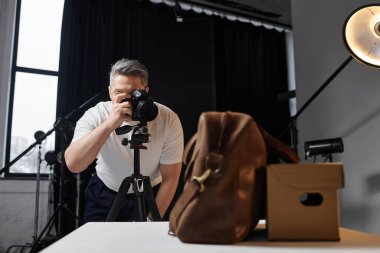 Becerikli bir birey özenle fotoğrafçılık tutkusunu stüdyoda yakalıyor..