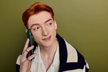 Genç bir adam anlamlı bir telefon konuşması sırasında duygusal yanını gösterir..