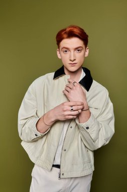 Yakışıklı genç bir adam anlamlı elleri ile duruyor, derin duygular ve düşünceler aktarıyor..