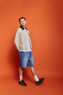 Şık bir genç adam, enerjik bir arka plana karşı duygularını gösterir..