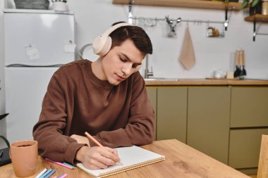 Genç bir adam evinde rahat bir akşam geçirir, yaratıcı bir şekilde yazar ve sakinleştirici müzik dinler..