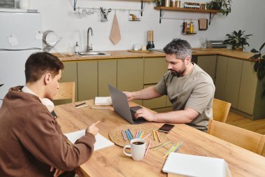 İki kardeş evlerinde kaliteli zaman geçirir, rahat mutfaklarında çalışmaya ve yaratıcılığa odaklanırlar..