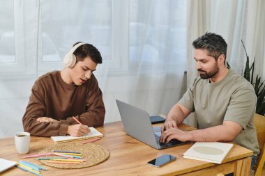 İki kardeş evde odaklanmış öğrenim faaliyetlerine katılıyor, fikirleri paylaşıyor ve birlikte öğreniyorlar..