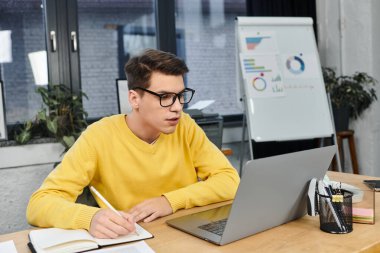 Şık bir ofis ortamında gemideki ilk gününe odaklanmış bir birey katılır..