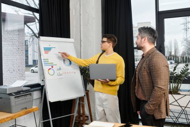 Çağdaş bir ofis ortamında iki profesyonel iş birliği yapıyor..