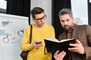 Meslektaşlar, ofiste önemli belgeleri incelerken gemide yapılan tartışmalara katılırlar..