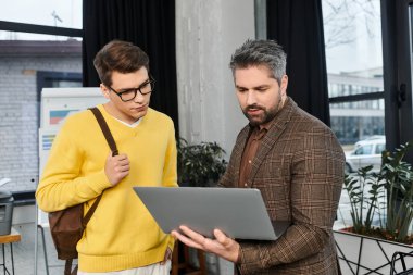 Genç bir profesyonel, ofisteki ilk gününde müdüründen işin inceliklerini öğreniyor..