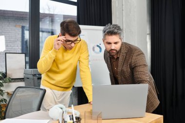 Yeni eleman, gemide bulunan bir dizüstü bilgisayardaki bilgileri incelerken bir akıl hocasıyla ilişki kurar.