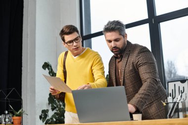 Yeni çalışan işyerindeki ilk gününde şık ve şık bir ofis ortamında rehberlik alır.