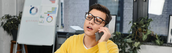 Новый сотрудник делает важный телефонный звонок во время ознакомления с настройкой офиса.