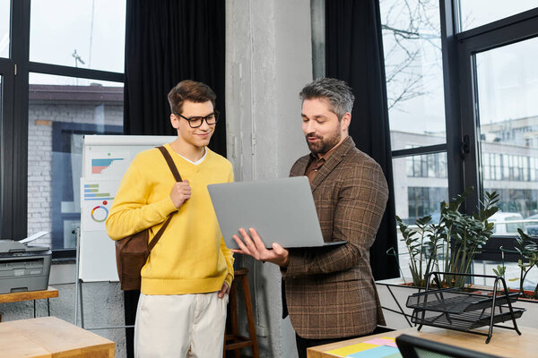 Двое коллег принимают участие в активной сессии в стильной обстановке офиса.