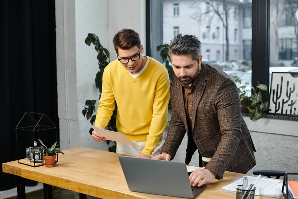 Два профессионала участвуют в продуктивной сессии на открытом рабочем месте.