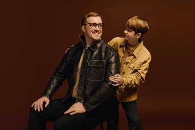 Baba ve oğul, gündelik moda anlayışlarını sergileyerek keyifli bir anın tadını çıkarıyorlar..